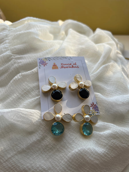 Pearl stone clover studs