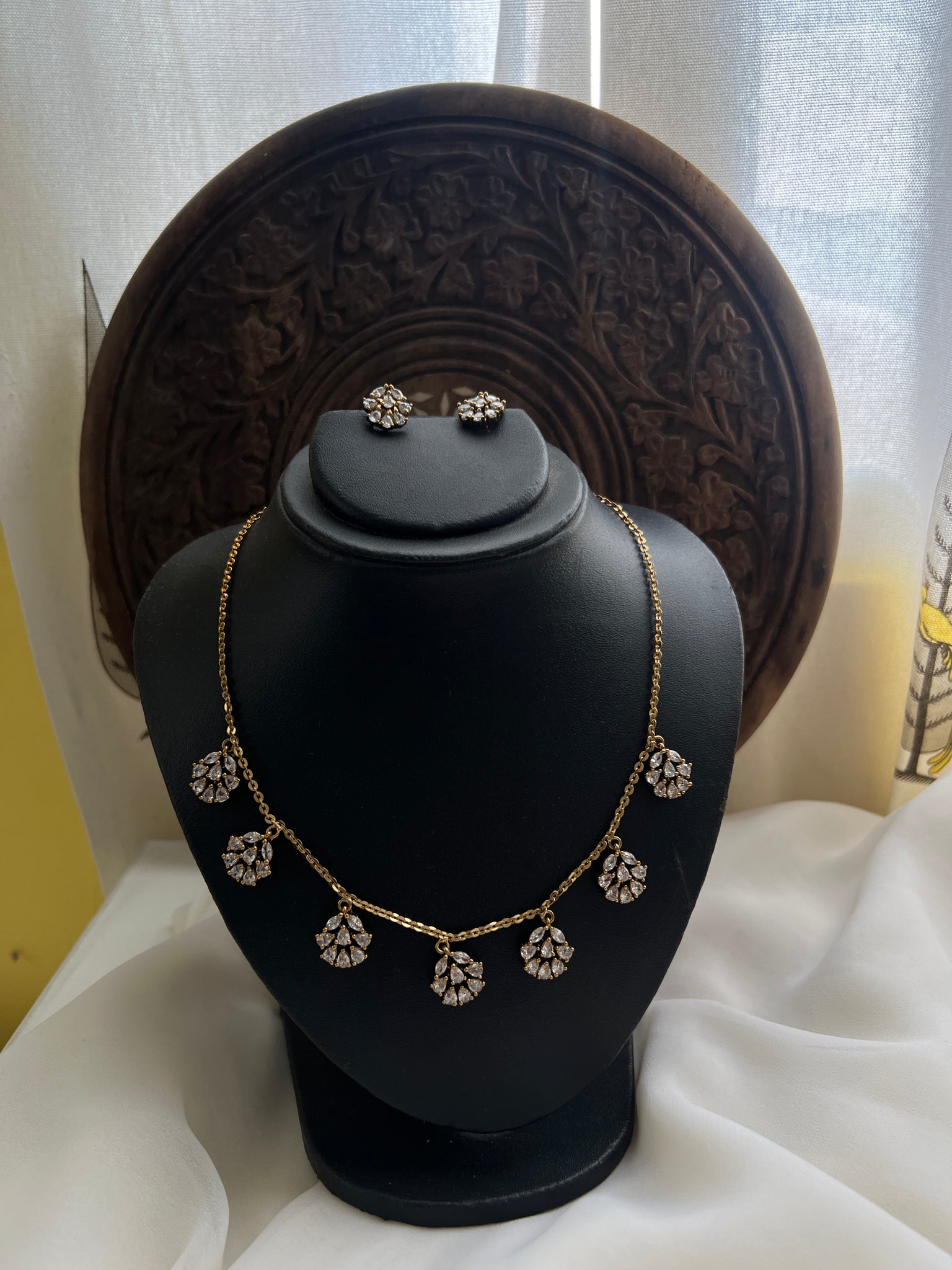 Stone flower necklace with earrings