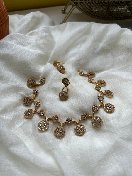 Ad stone flower necklace with studs