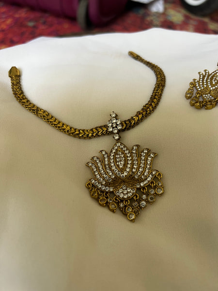 Vintage style lotus attigai with earrings