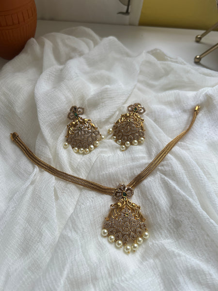Stone cutwork pendant choker with earrings