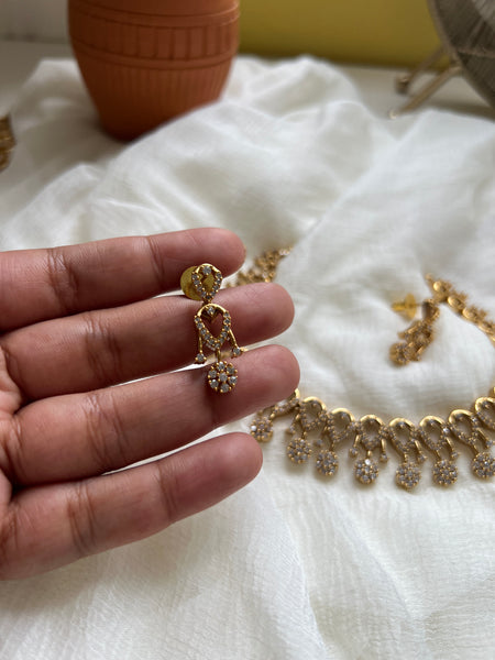 Ad stone flower necklace with studs
