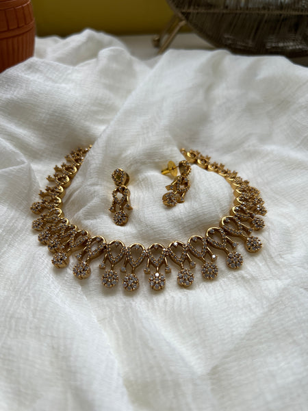Ad stone flower necklace with studs