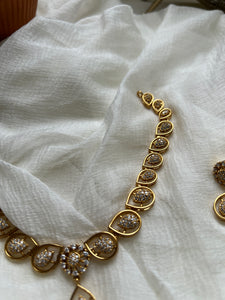Ad flower oval necklace with studs