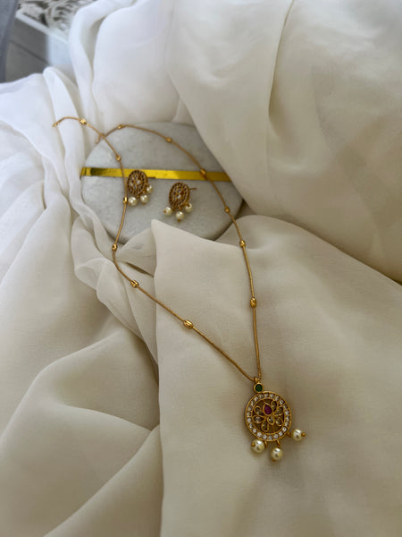 Kemp round pendent chain and studs set