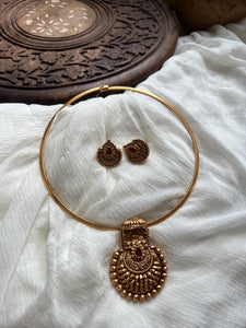 Swayamvarah stiff hasli with studs