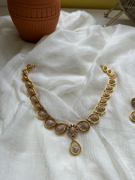 Ad flower oval necklace with studs