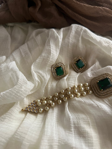 Emerald Pearl choker with studs