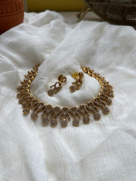 Ad stone flower necklace with studs
