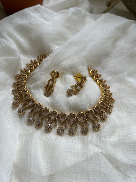 Ad stone flower necklace with studs