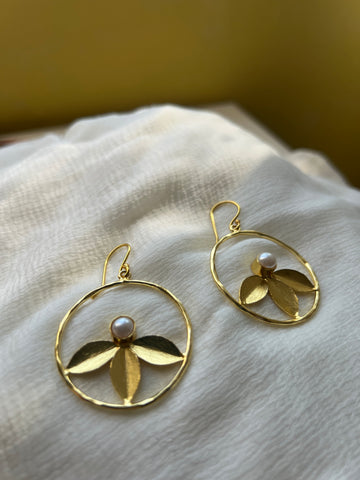 Pearl 3 leaf hook earrings