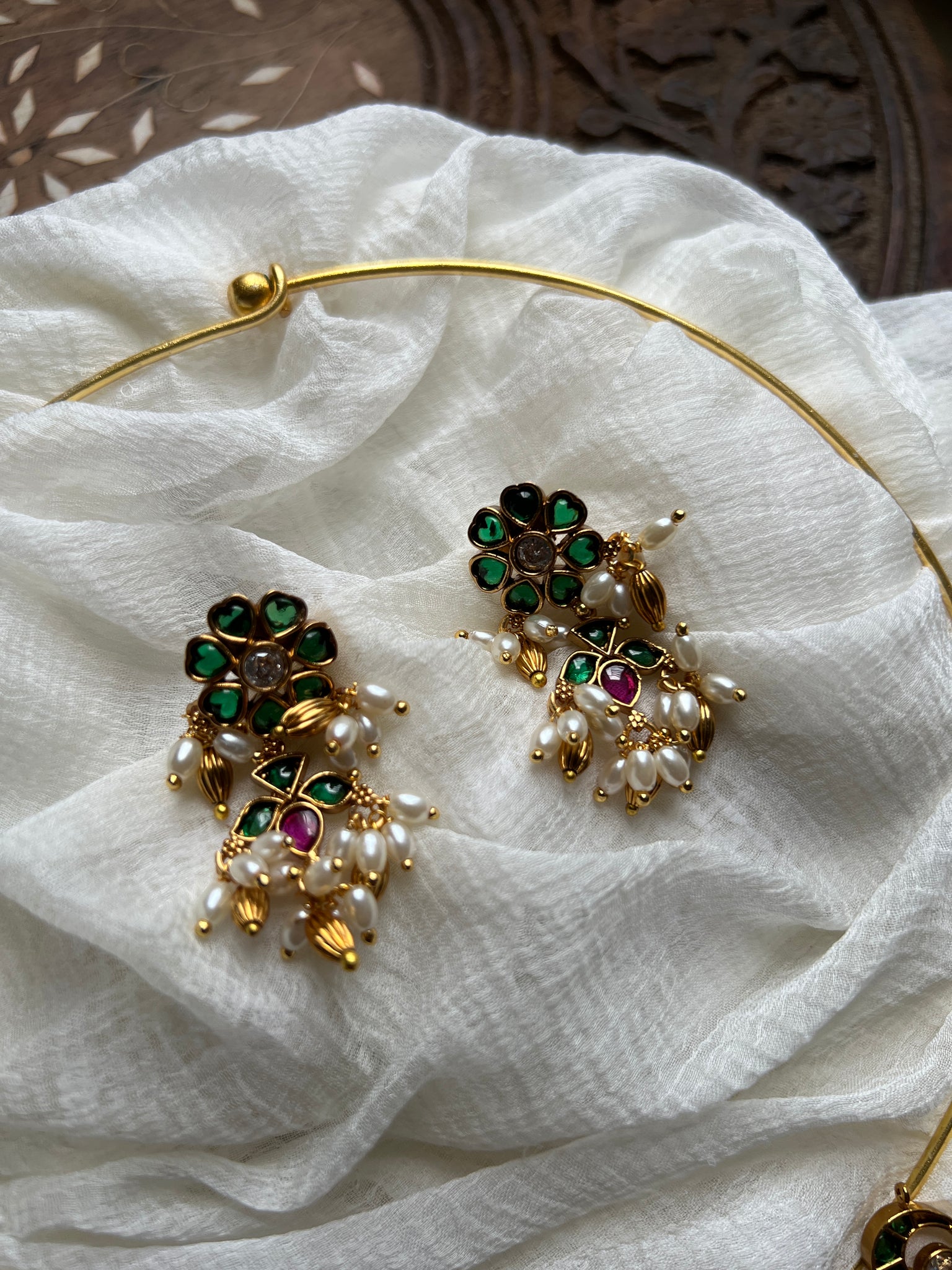 Kemp flower peacock pendant with hasli and studs