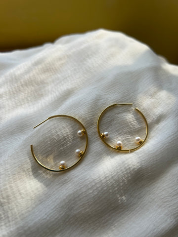 Pearl hoops ( comes with gold stoppers)