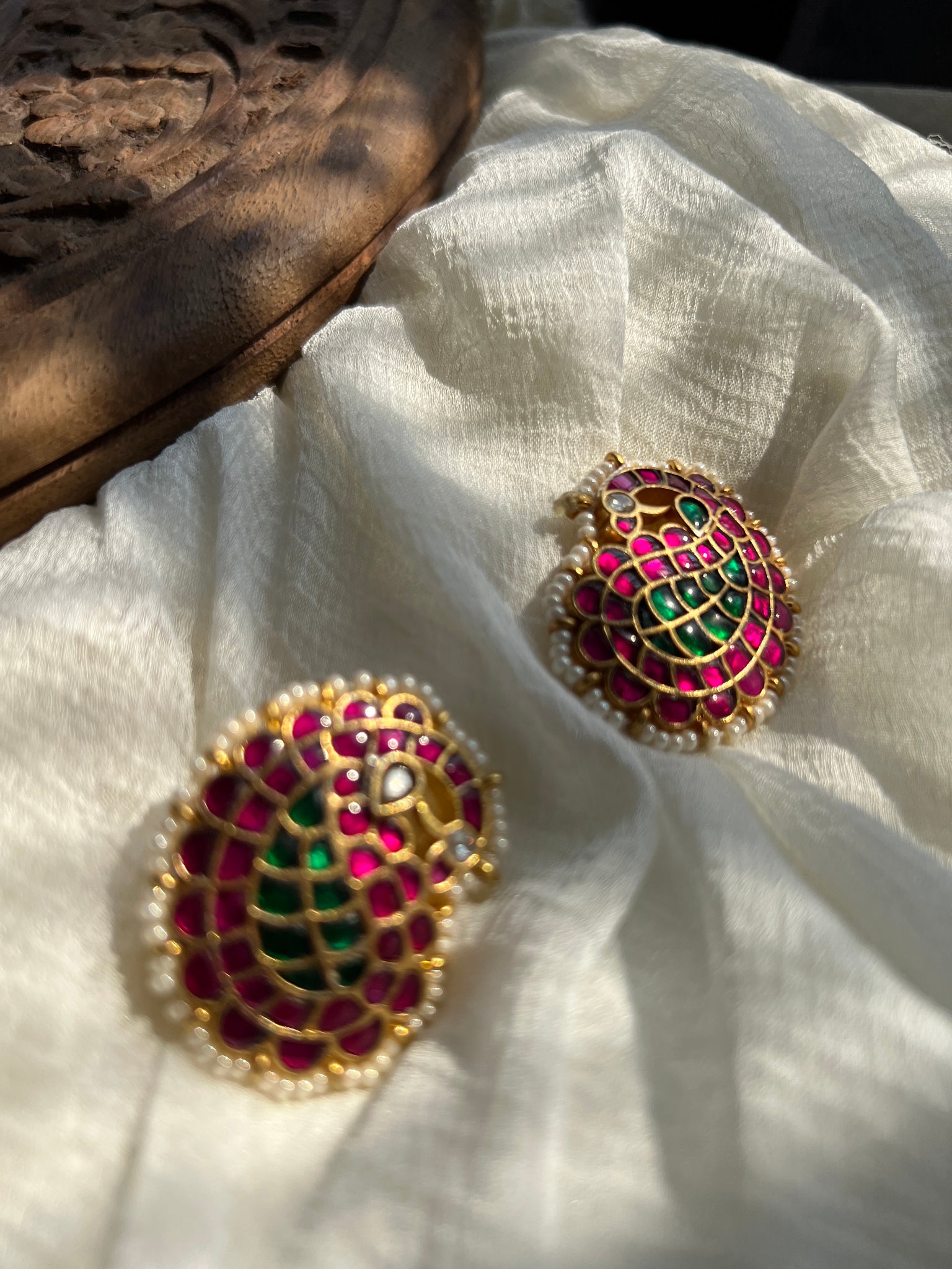 Kundan mayoora studs