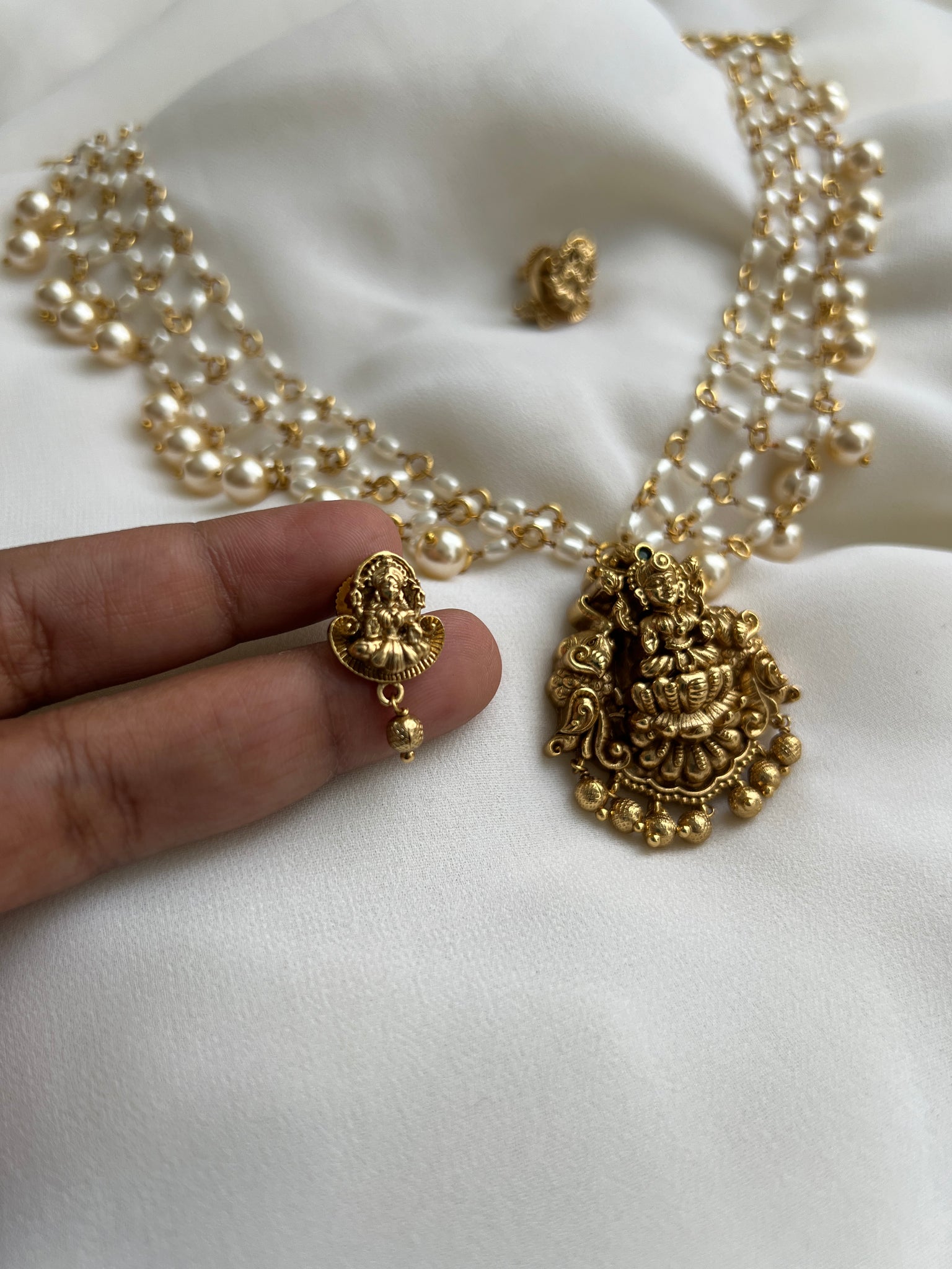 Nagas Lakshmi pearl necklace with studs