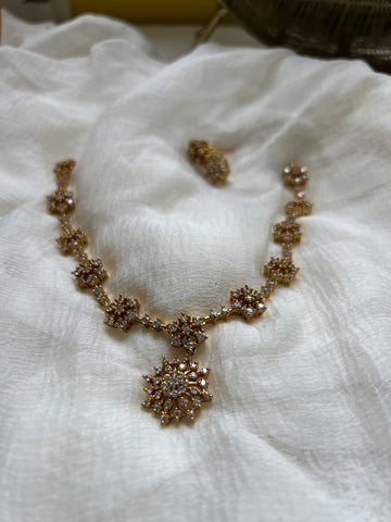 Stone flower necklace with pendant and studs