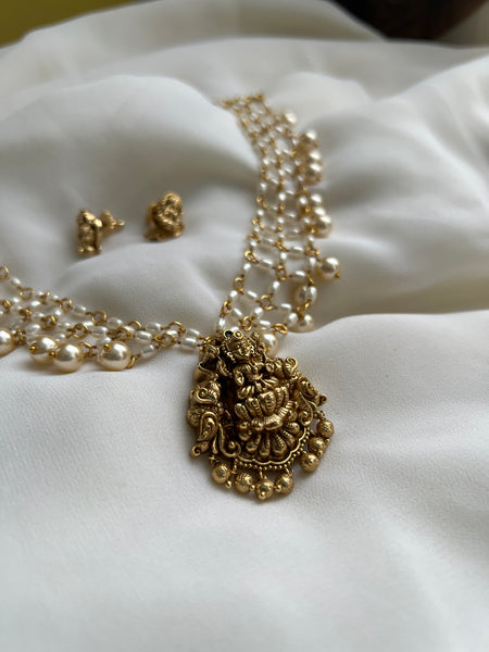 Nagas Lakshmi pearl necklace with studs