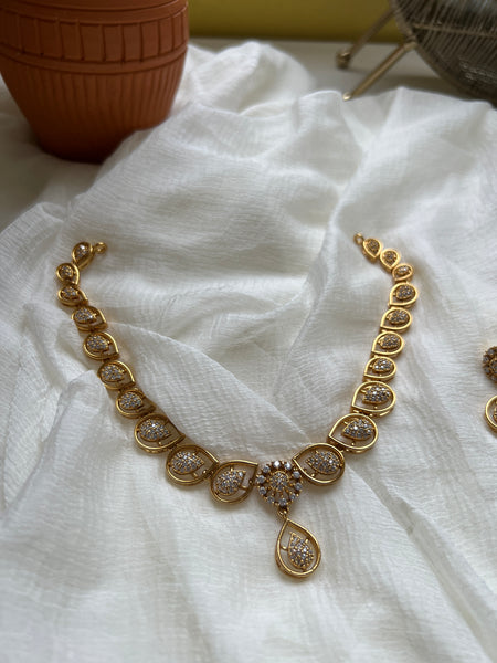 Ad flower oval necklace with studs