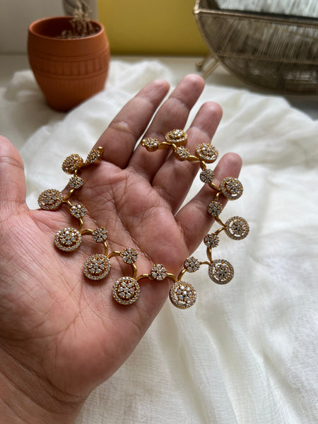 Ad stone flower necklace with studs