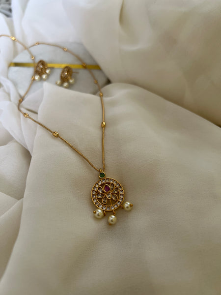 Kemp round pendent chain and studs set