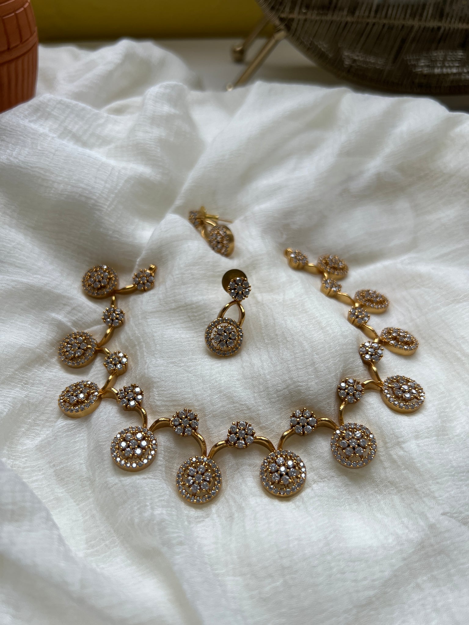 Ad stone flower necklace with studs