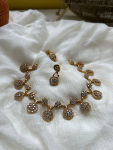 Ad stone flower necklace with studs