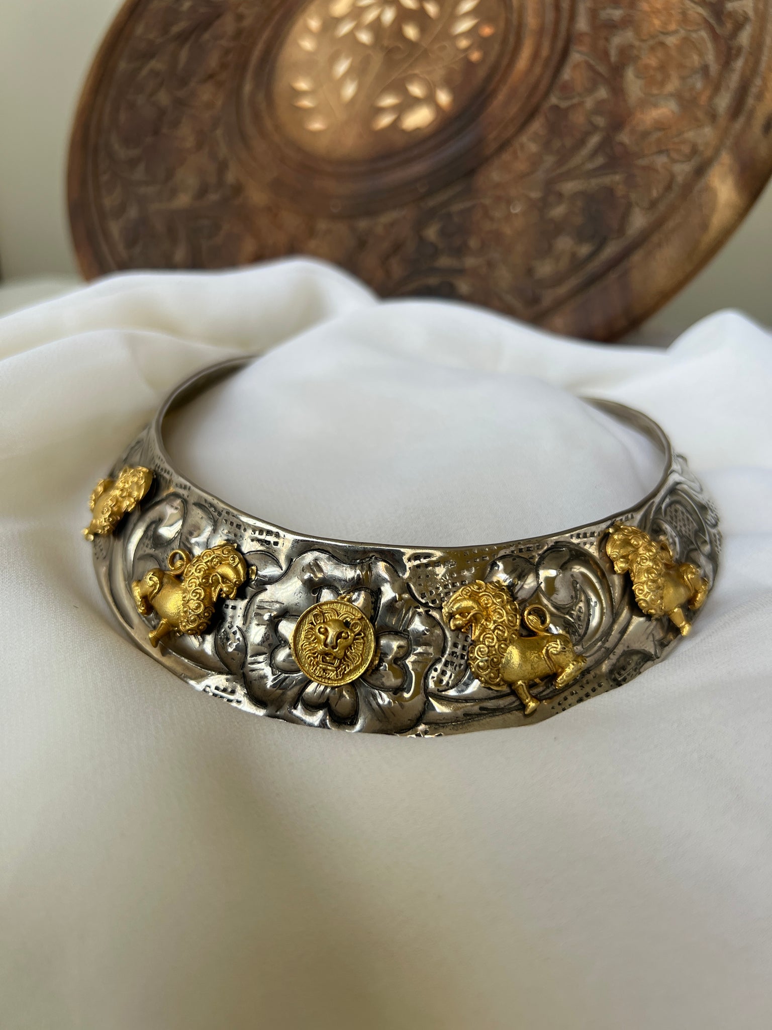 Antique statement hasli