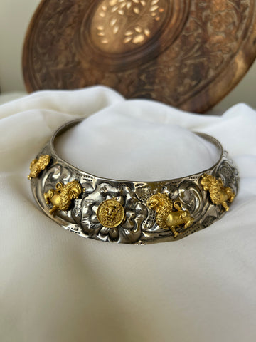 Antique statement hasli