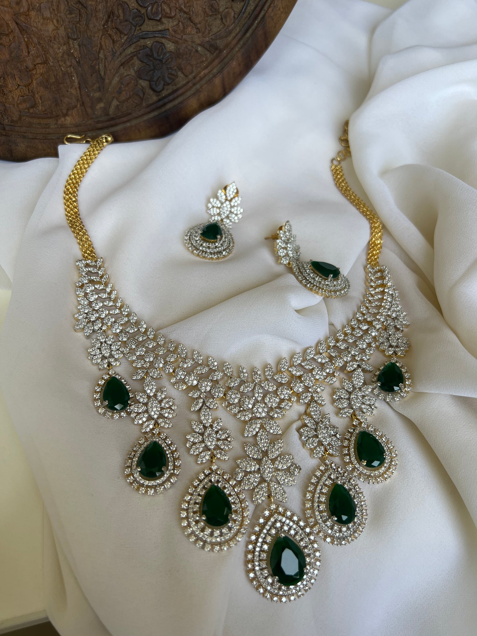 Victorian emerald necklace with earrings