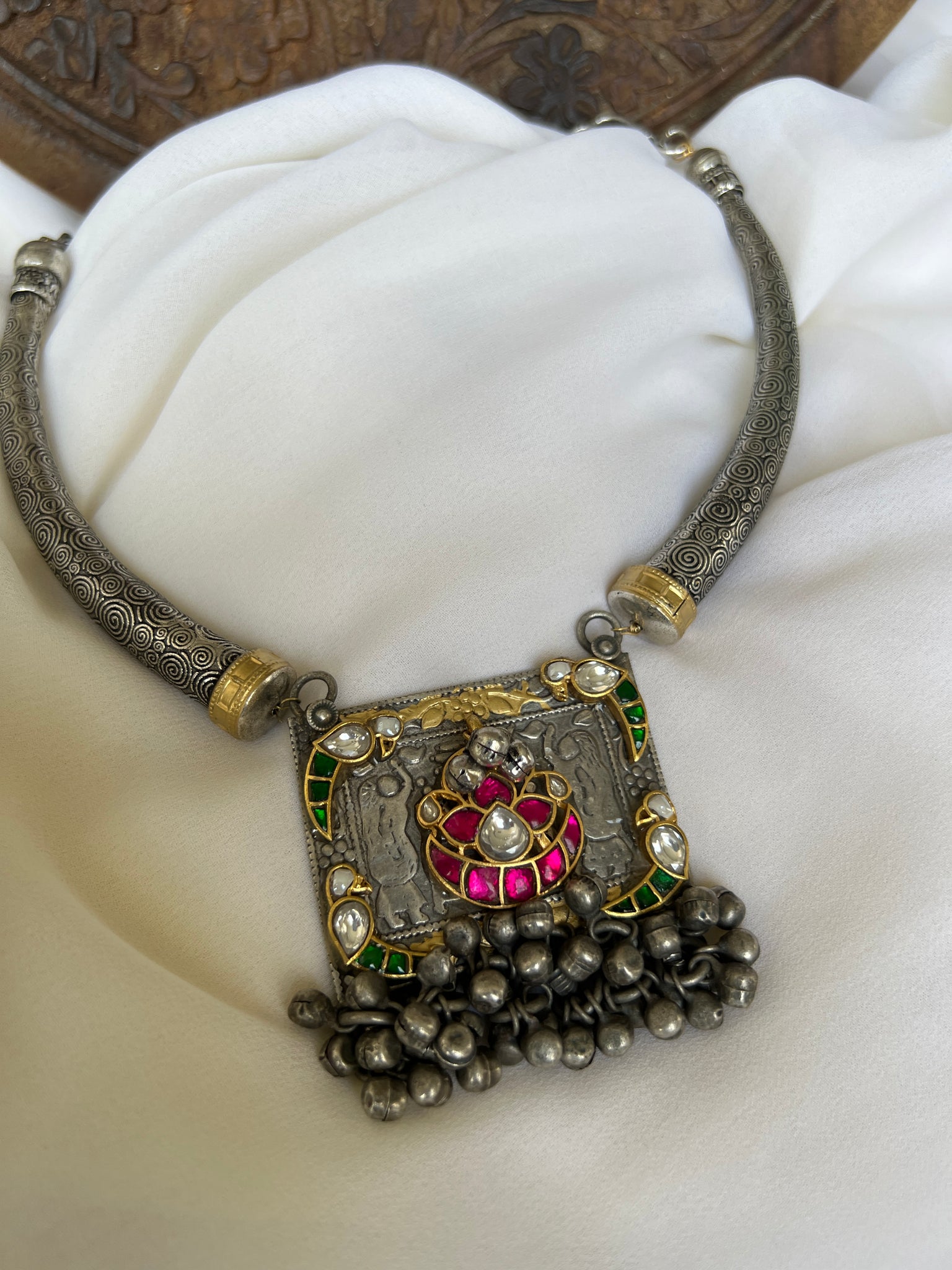 Kundan pendant with stiff maala