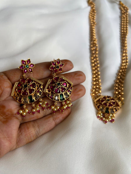 Kemp pendant in long Maala with earrings