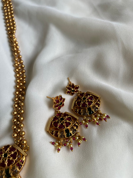 Kemp pendant in long Maala with earrings