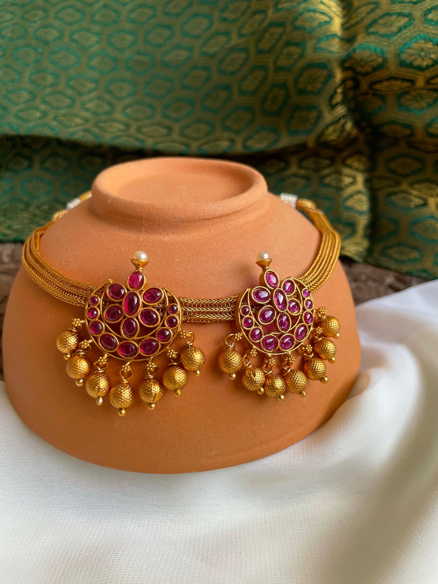 Two kemp chaand choker with studs