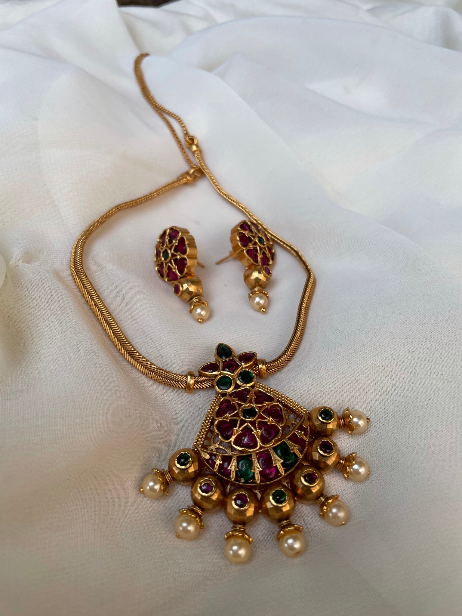 Kemp chaand pendant with studs in a maala