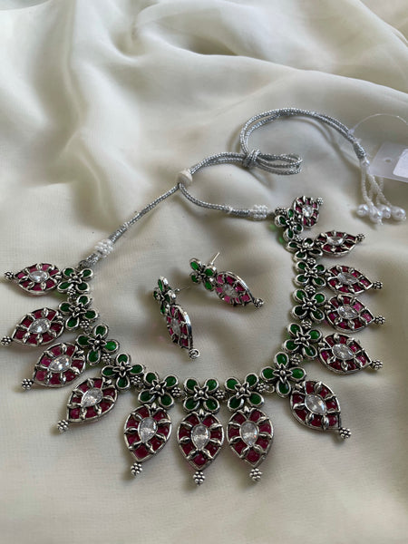Kemp like manga necklace with studs