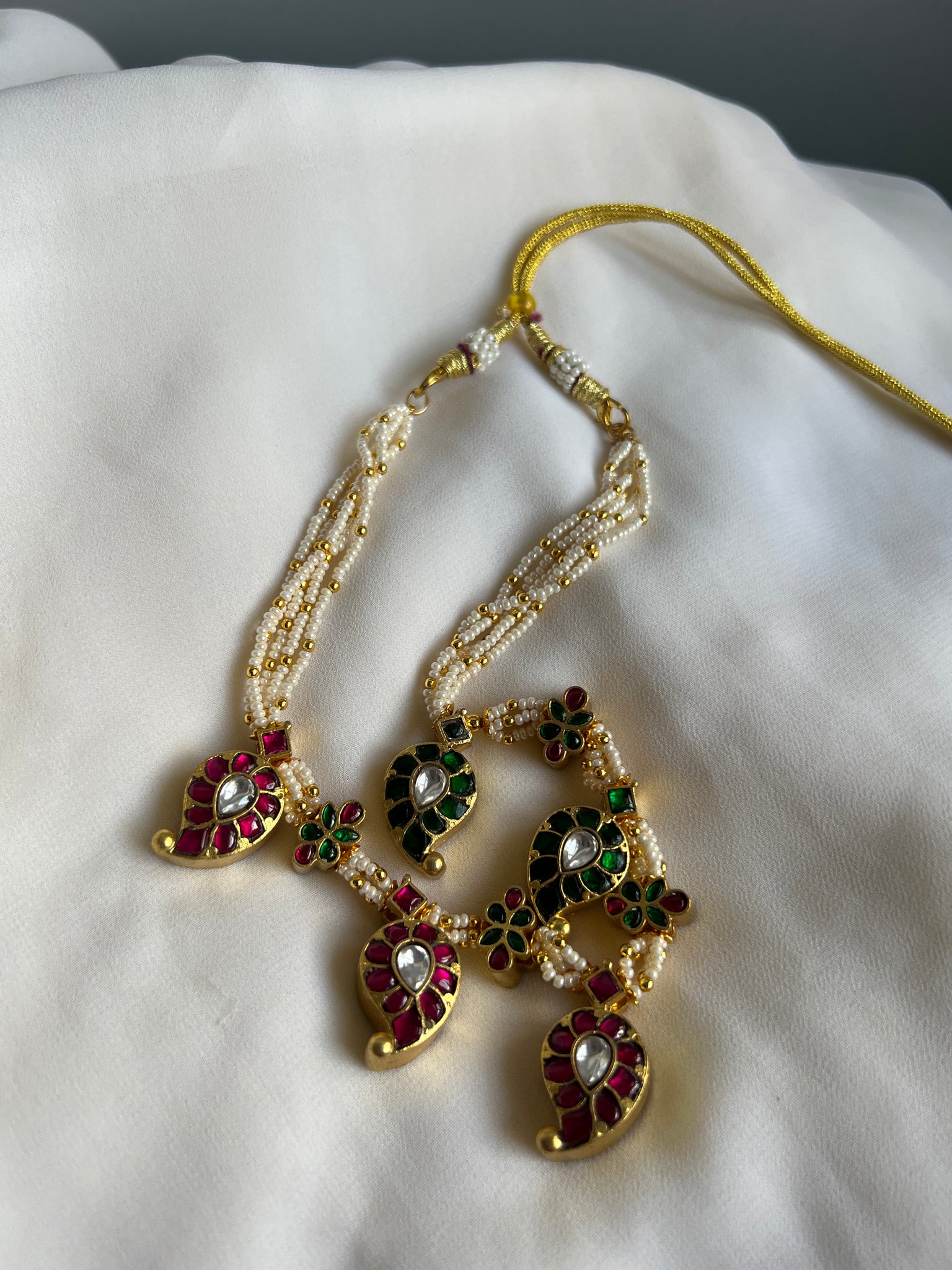 Reversible manga Pearl choker