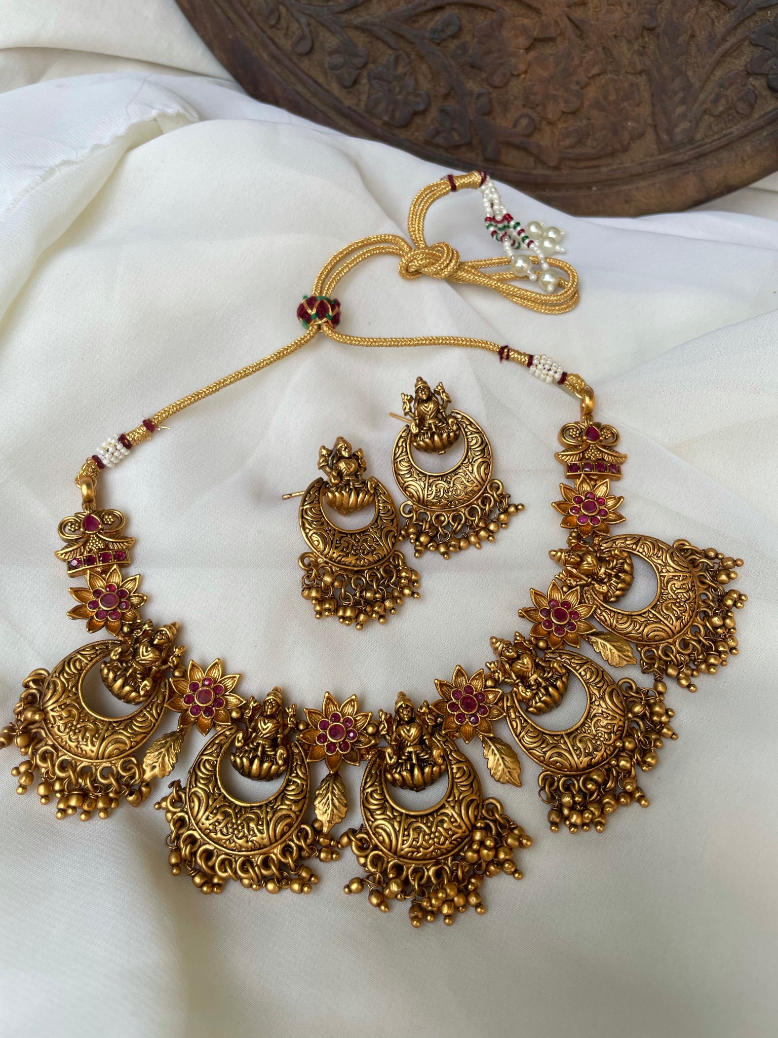 Lakshmi Chaandbalis necklace with earrings
