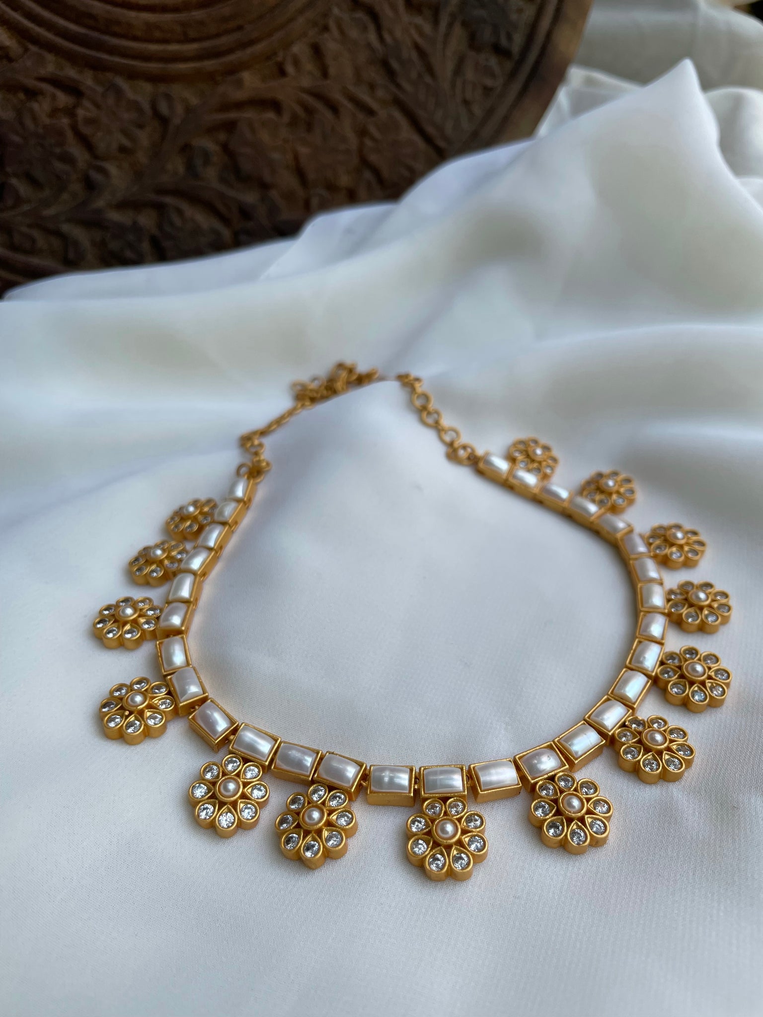 Elegant flower necklace with studs - Design B
