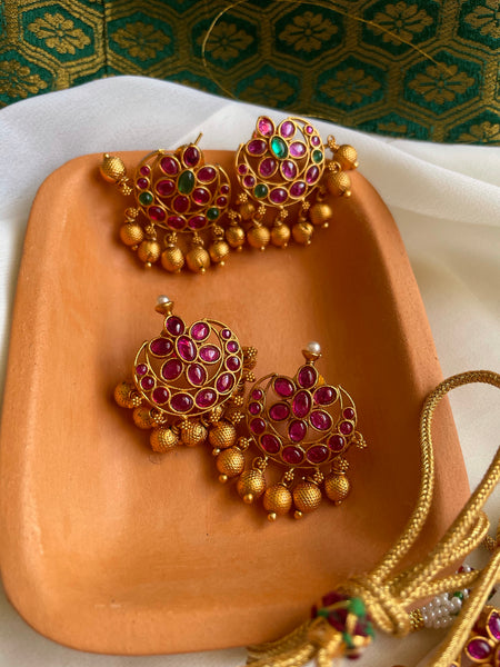 Two kemp chaand choker with studs