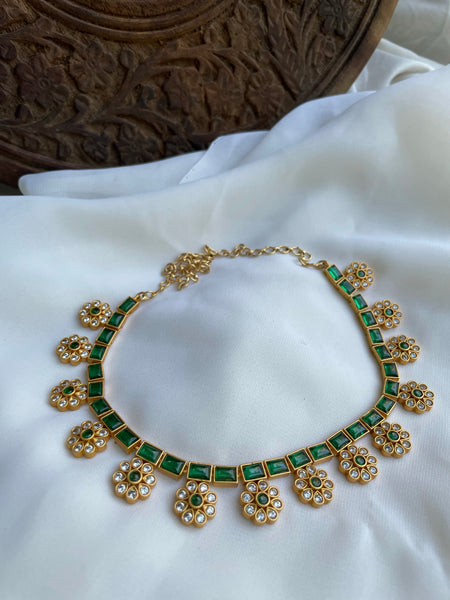 Elegant flower necklace with studs - Design B