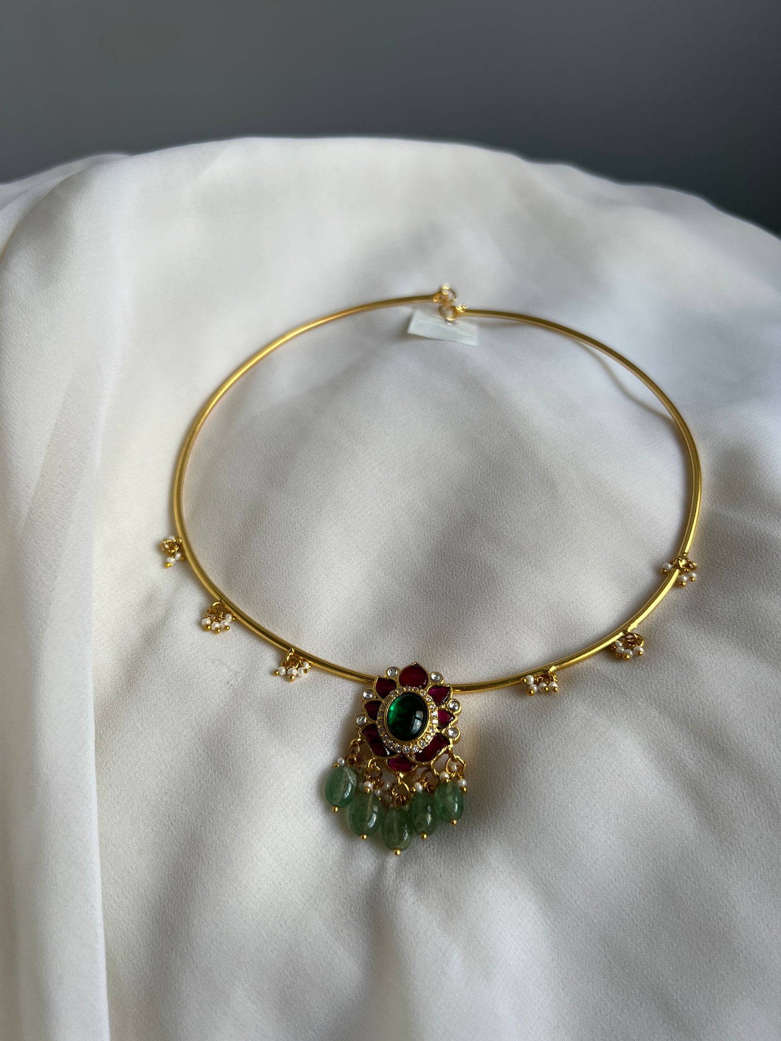 Oval flower Kundan hasli