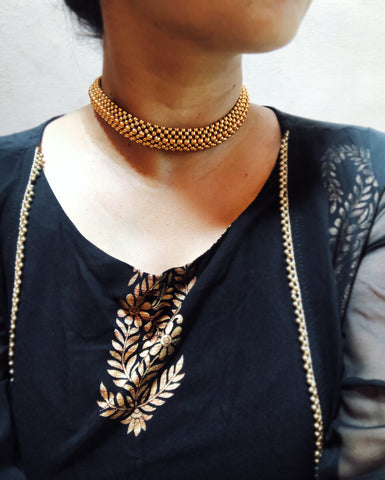 Thushi choker with studs