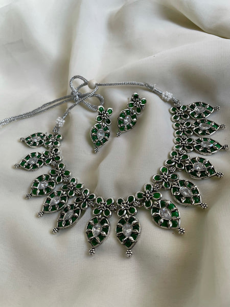 Kemp like manga necklace with studs