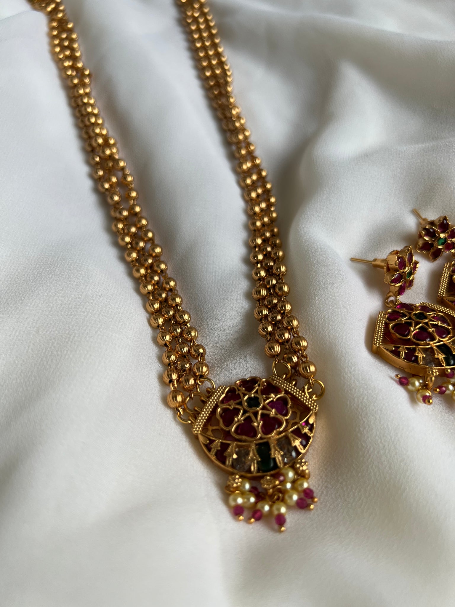 Kemp pendant in long Maala with earrings