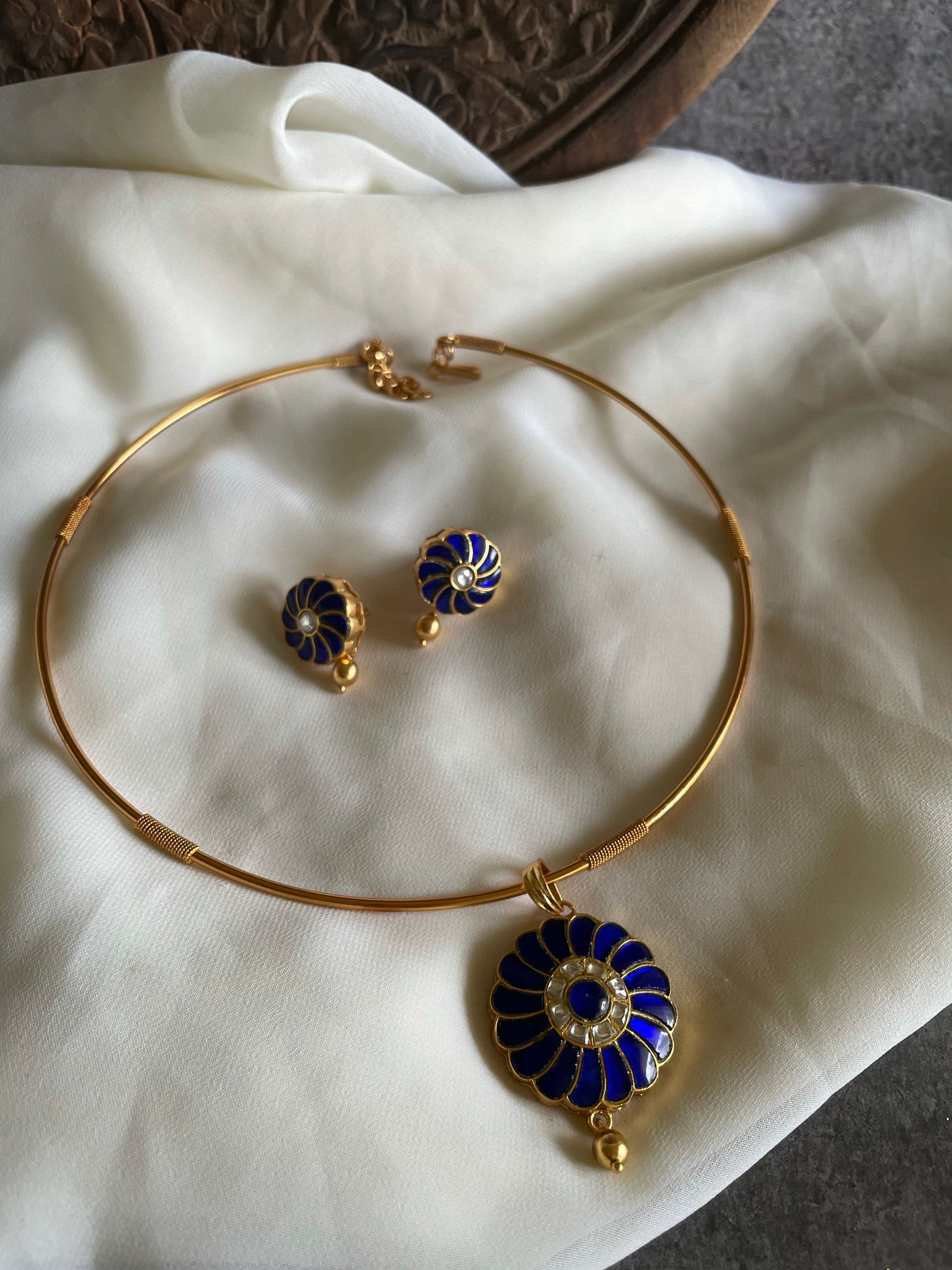 Sapphire Kundan pendant with studs in a hasli