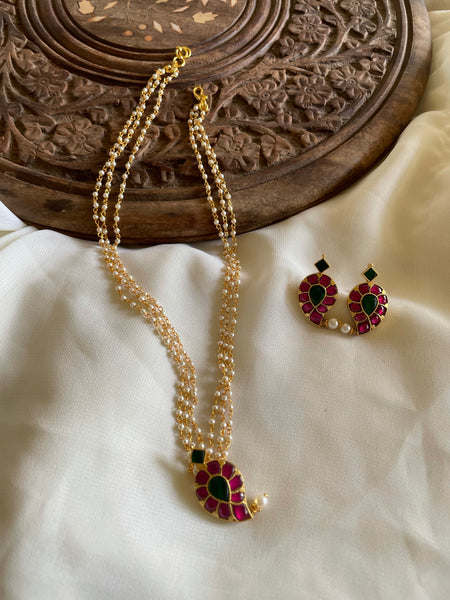 Kundan manga pendant  and studs with Pearl details