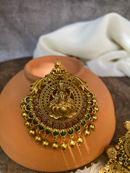 Lakshmi kemp pendant with earrings