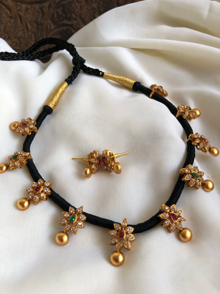 Stone flower thread necklace with studs