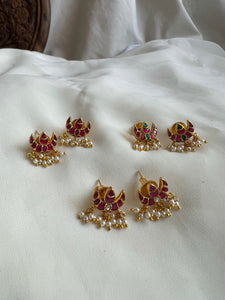 Tiny Kundan chaand studs