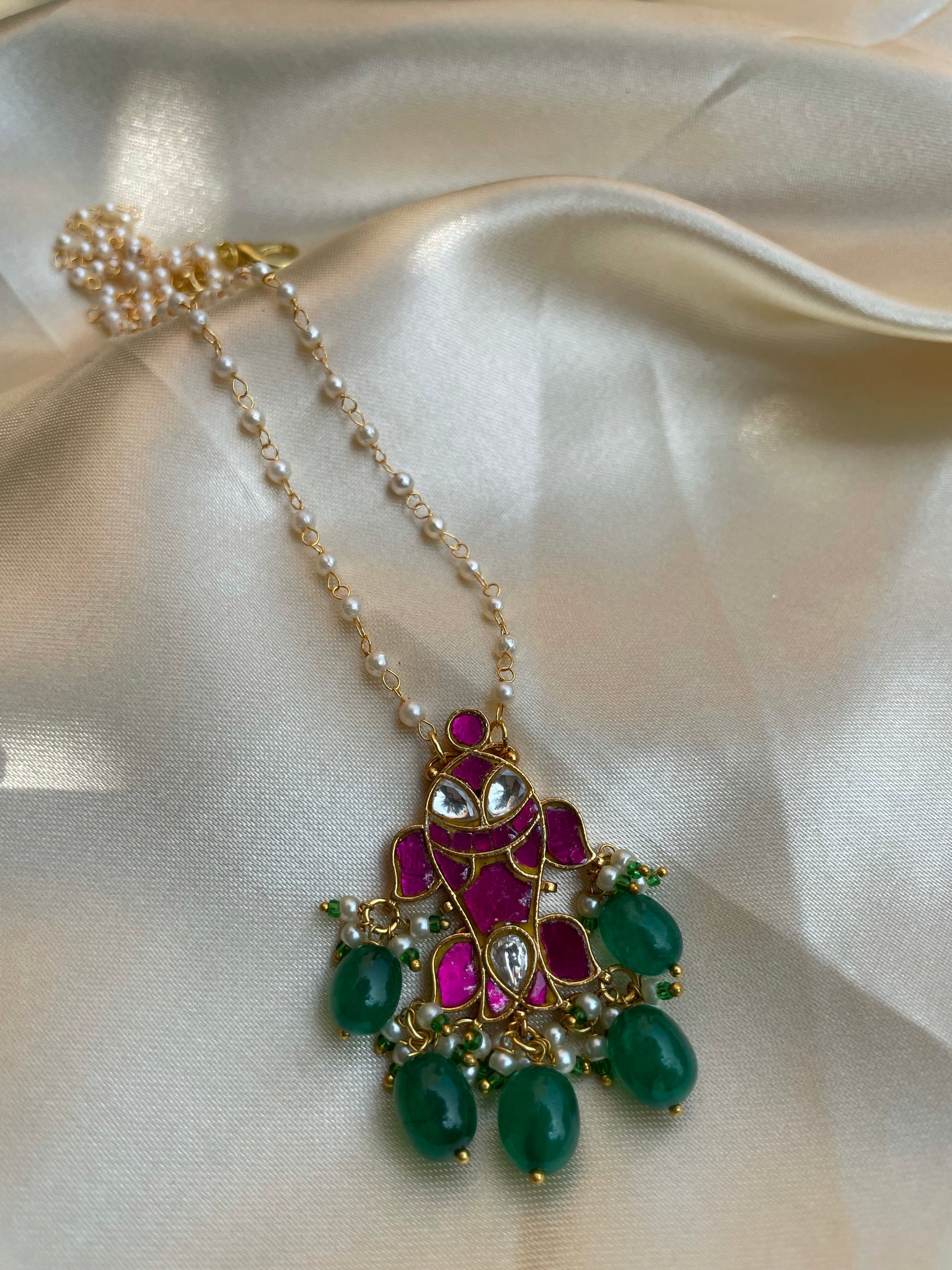 Kundan fish pendant with beads